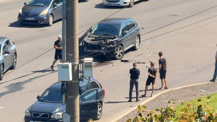 На улице Албишоара в Кишиневе столкнулись Volvo и Lexus.