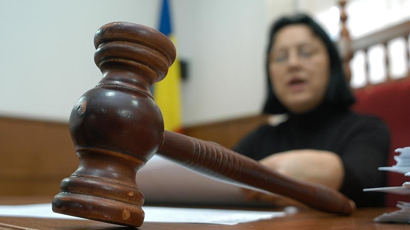 Судьи подозреваются в содействии сомнительным финансовым сделкам на сотни миллионов долларов.