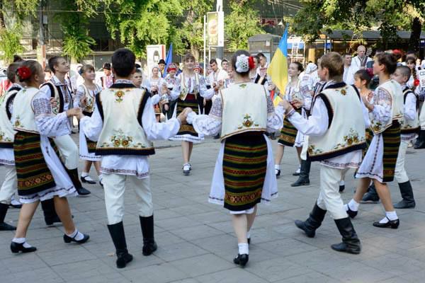 Фестиваль проходит в нескольких странах и объединяет непрофессиональных артистов, выходцев из Буковины.