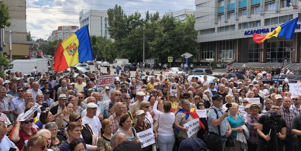 Протестующие частично перекрыли движение на бульваре Г. Виеру.