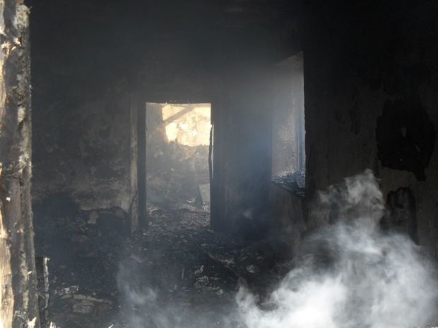 Cadavrul unei femei a fost găsit carbonizat în urma unui incendiu. Foto: IP Ocniţa