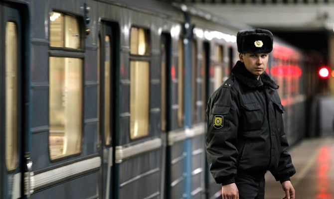 Возник конфликт в вагоне электропоезда между двумя пассажирами.