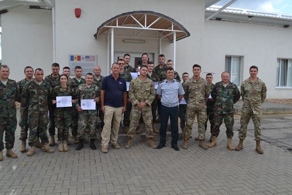 Американские военные поделились с молдавскими коллегами опытом разминирования.