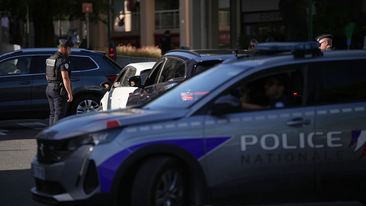 Un automobil a intrat într-un grup de oameni în orașul francez Caen: O persoană a murit.