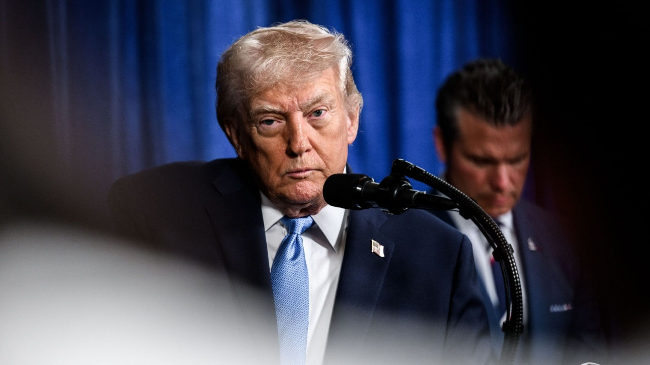 Trump a amenințat cu taxe vamale de 50% pentru livrările de arme către Iran.