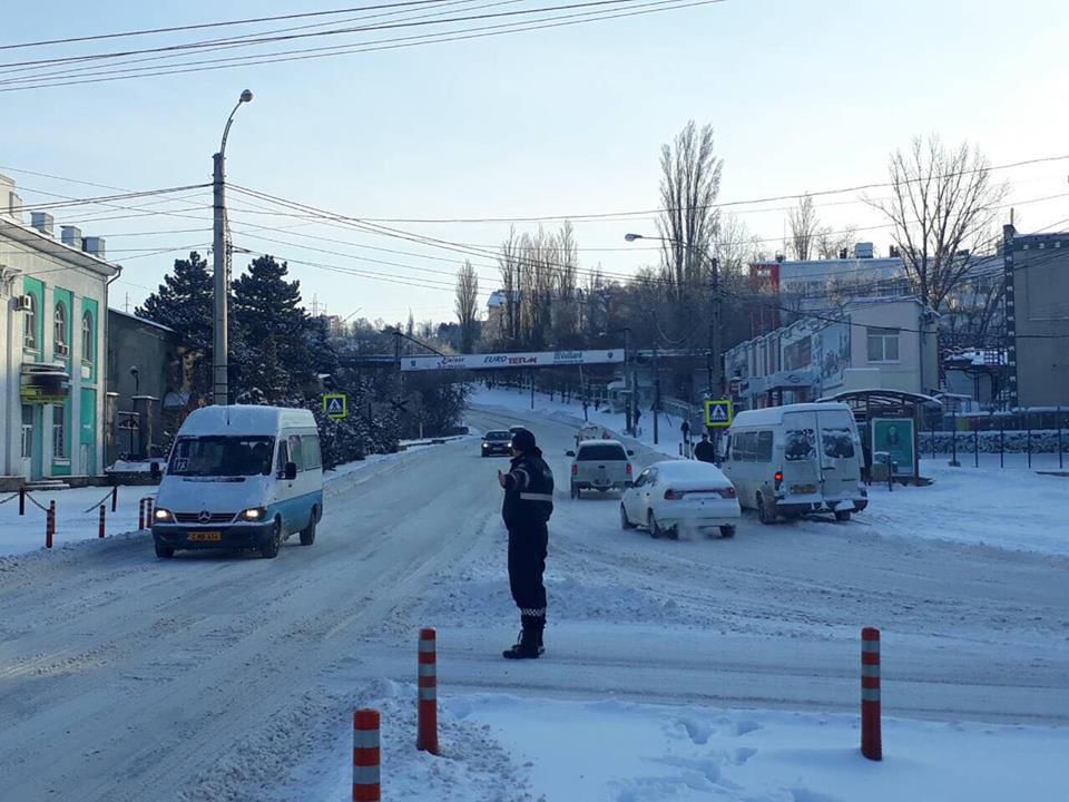 Десятки полицейских обеспечивают бесперебойное движение транспорта.