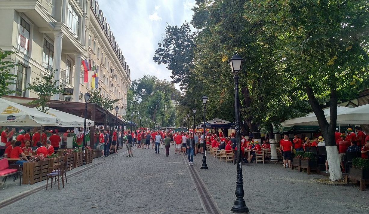 Strada Pietonală, împânzită de suporteri galezi, înaintea partidei cu Moldova.