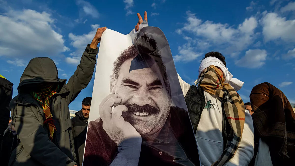 Gruparea kurdă PKK își anunță dizolvarea.