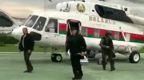 Лукашенко прибыл в свою резиденцию с автоматом в руках.