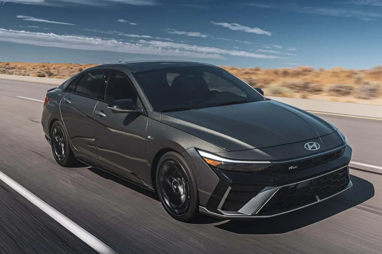 Hyundai представила обновленный седан Elantra.