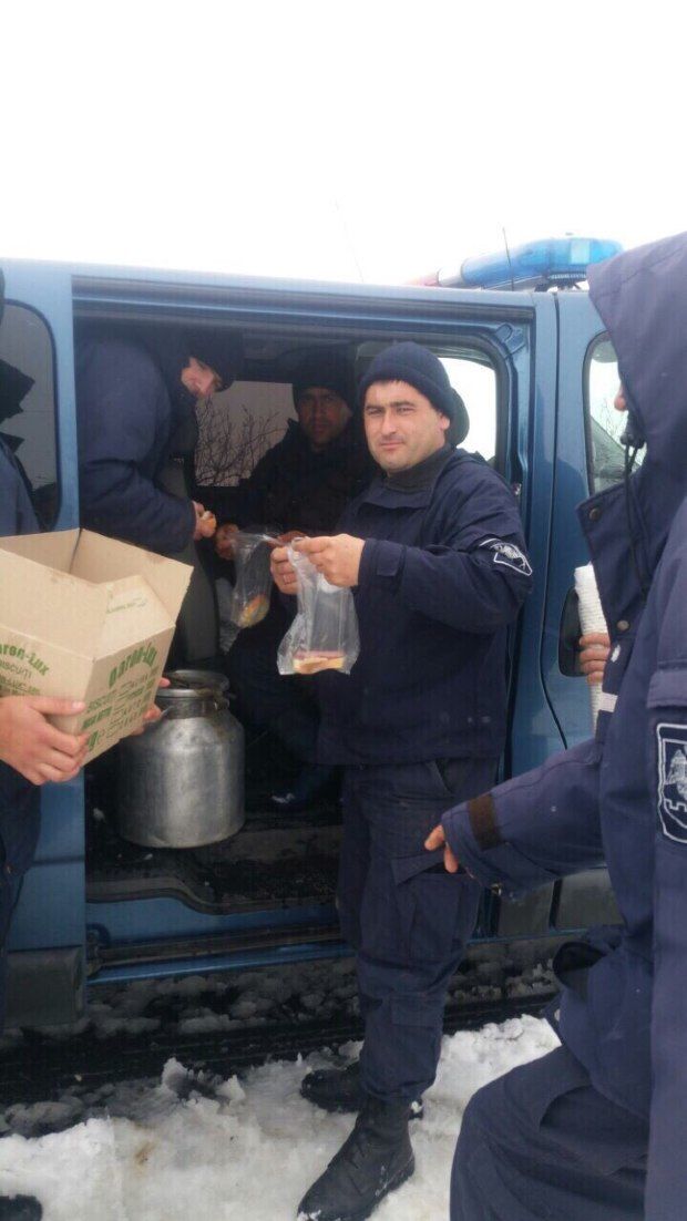 Polițiștii de frontieră au oferit ceai, tartine și biscuiți șoferilor blocați pe trasee. Foto: border.gov.md