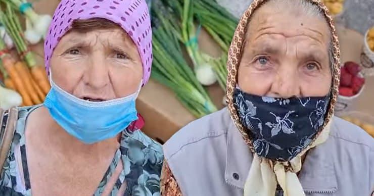  В Единцах полицейские задерживают старушек, торгующих зеленью. Коллаж: Point.md