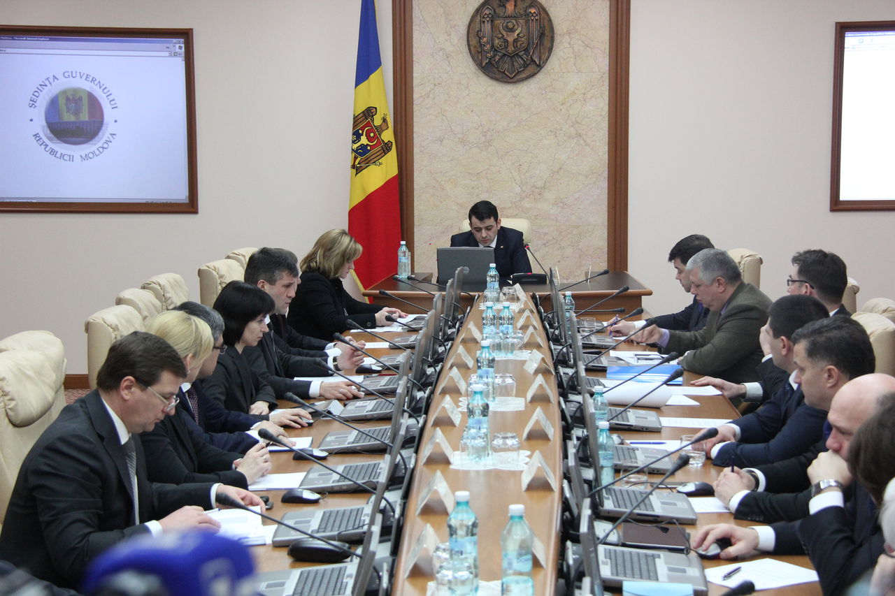 De asemenea, Isaev consideră că recentele declaraţii ale noului ministru al Apărării, Viorel Cibotaru, privind NATO, ar trebui să îngrijoreze societatea moldovenească.