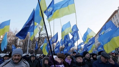 В Минске развернулся скандал после сообщения о том, что белорусские "Песняры" выступили в поддержку украинских властей на "антимайдане" в Киеве, однако впоследствии выяснилось, что на Украине побывал коллектив из российского Зеленограда.