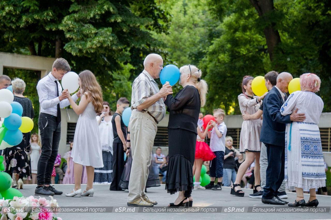 В Бельцах провели первый вечер танцев в городском парке.