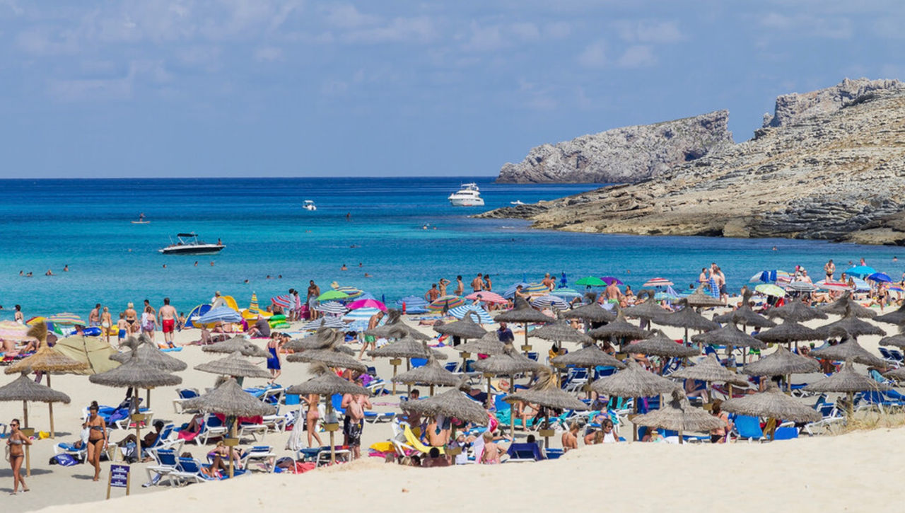 Insulele spaniole populare introduc noi restricții pentru turiști.