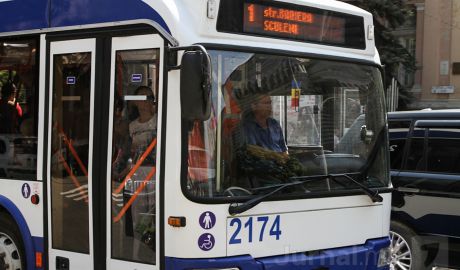 În troleibuzele şi autobuzele din capitală va fi implementat un nou sistem de achitare pentru călătorie.