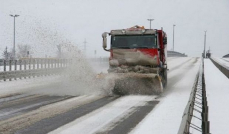 Toate întreprinderile rutiere de întreţine ale drumurilor din ţară continuă să activeze în regim non-stop şi după necesitate execută lucrări de deszăpezire şi combatere a poleiului.