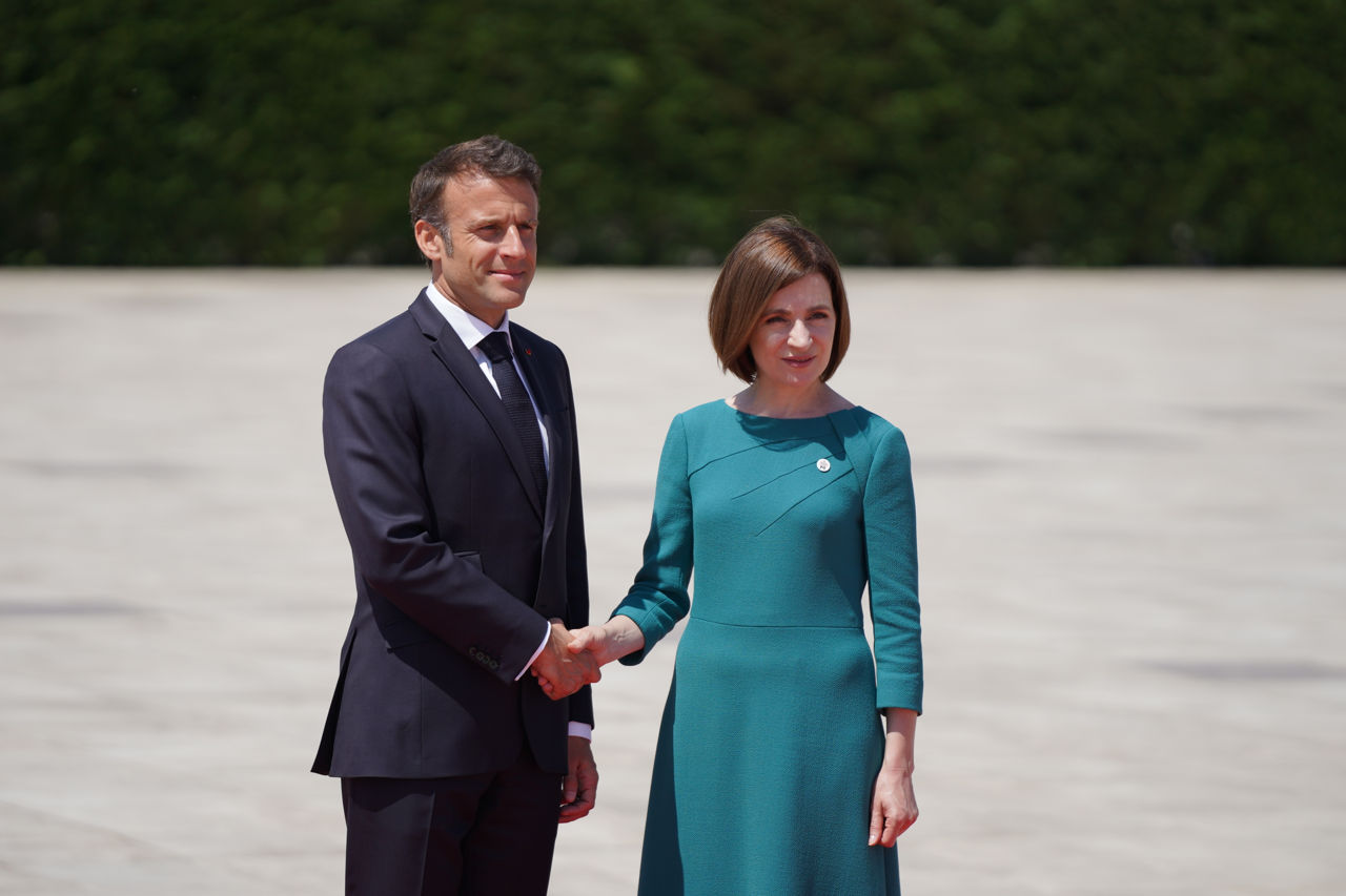 Санду поблагодарила Макрона за присутствие на саммите ЕПС. Фото: Point.md.