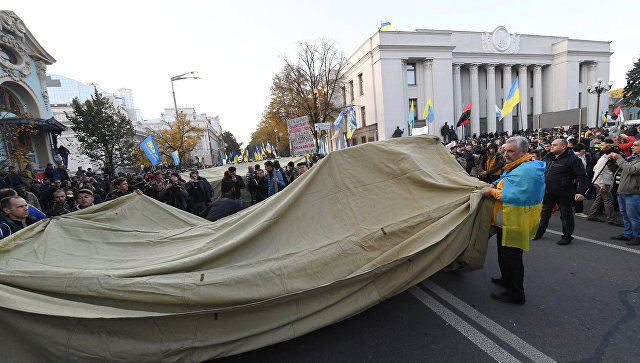 Несколько сотен протестующих остались ночевать в палаточном городке у Рады.
