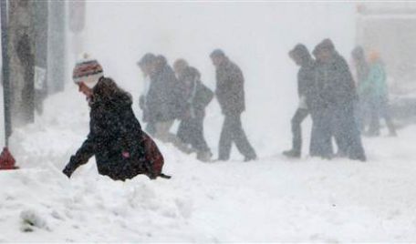 Traficul rutier este dat peste cap în statele americane Minnesota şi Wisconsin din cauza primei furtuni de zăpadă.