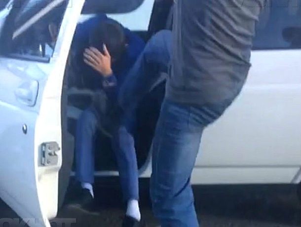 Двое водителей на трассе в Приднестровье устроили разборки, напоминающие сцены из фильма.