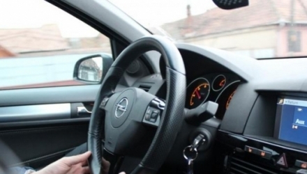 Un bărbat în scaun cu rotile a furat un automobil din salon. Cazul a avut loc în orașul Okala, Florida.