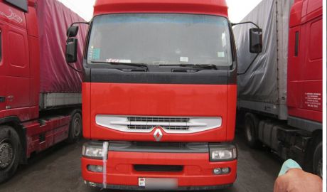 Un mijloc de transport care avea modificat numărul de identificare a şasiului a fost reţinut la punctul de trecere Giurgiuleşti-Reni.  Foto: jurnal.md