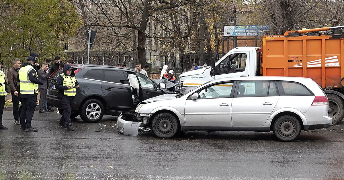 Accident în lanț cu implicarea unei autospeciale de gunoi la Bălți.