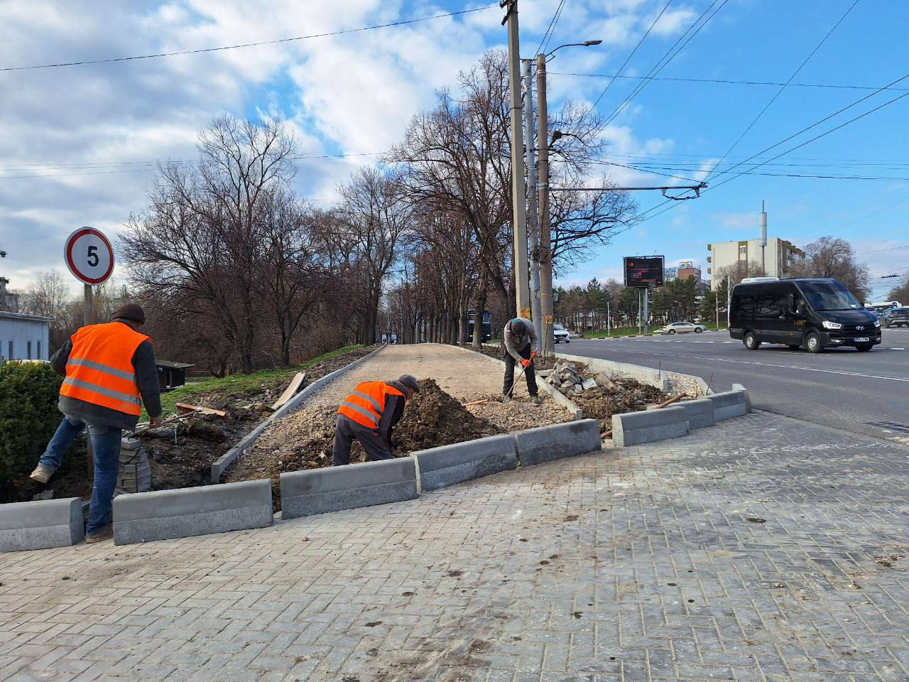 Продолжаются работы по восстановлению тротуара на бульваре Ренаштерий.