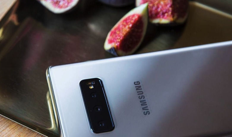 Появились реальные фото "бюджетного" Galaxy S10e.