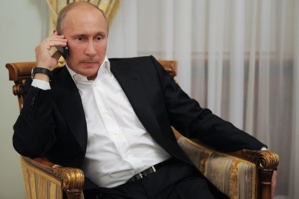 Путин акцентировал в разговоре с Олландом, Меркель и Порошенко необходимость незамедлительной гуманитарной помощи населению юго-востока Украины.