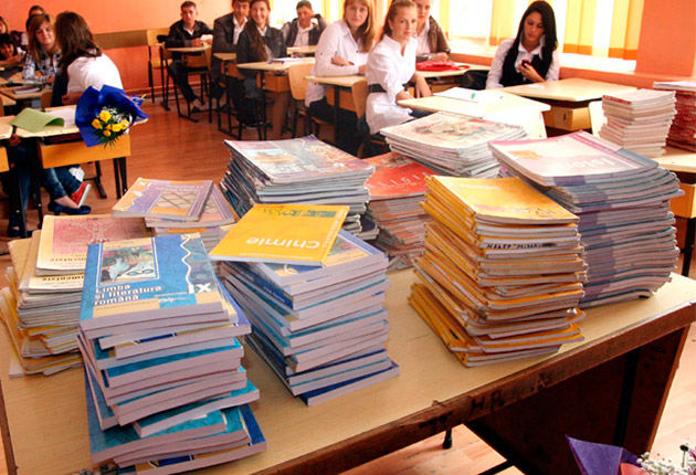 Scumpiri pe seama elevilor: Manuale noi, mai scumpe la închiriere