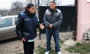 Victima, în vârstă de 30 de ani, a mers la sora sa din același sat pentru a avea grijă de copii.