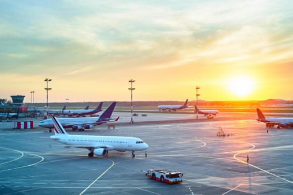 Au căzut din trenul de aterizare al unui avion: 2 oameni au murit. Foto: digi24.ro