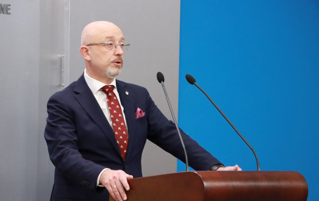 Резников подписал повышение на треть зарплат военнослужащих.