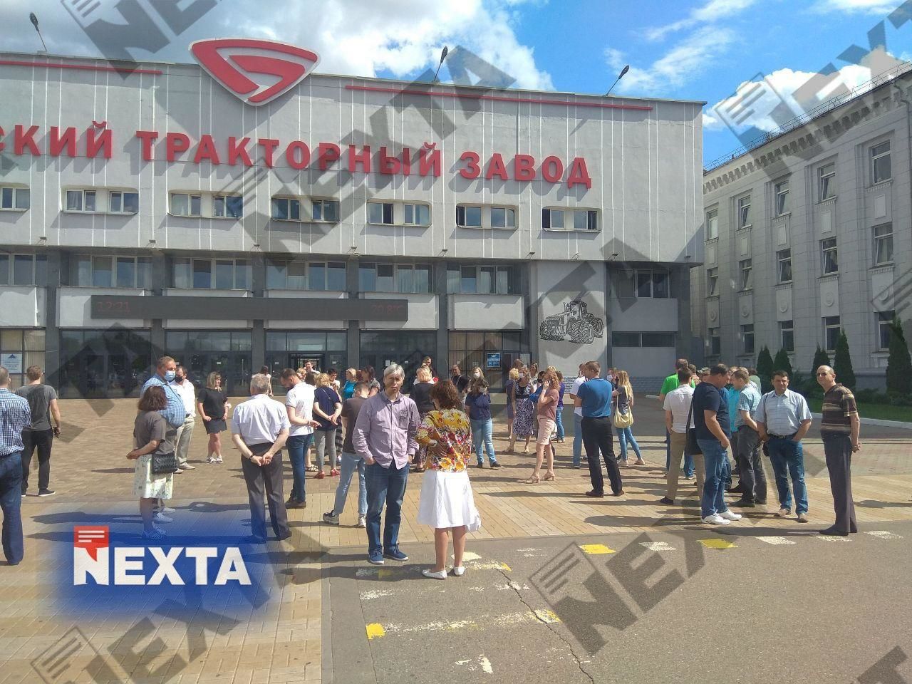 В Беларуси начались массовые забастовки на крупных предприятиях.