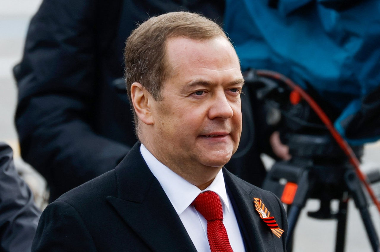 Медведев: Мы сражаемся против тех, кто запрещает наш язык.