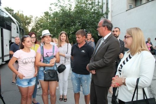 Перед отъездом дети получили пожелания счастливого пути от госсекретаря Анжелы Кутасевич и посла Румынии в Кишиневе Даниела Ионицэ.
