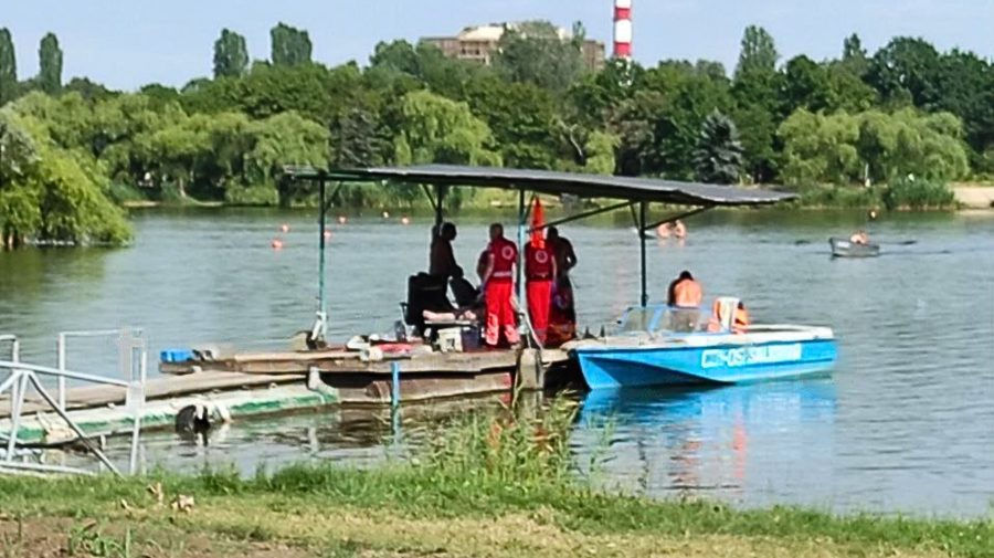 В Кишиневе из озера вытащили мужчину в бессознательном состоянии.