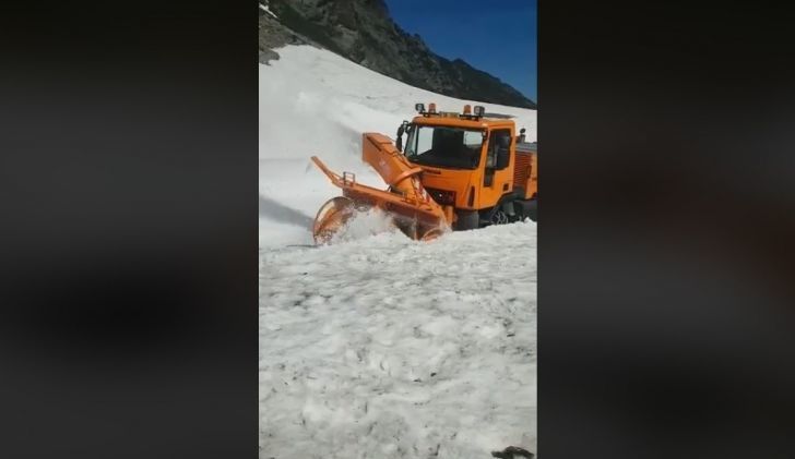 Скоро лето, а в Румынии дорожники очищают от снега шоссе Трансфэгэрэшан.