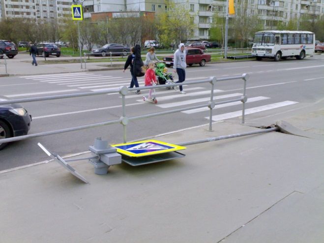 Indicatoarele de circulaţie sunt înlocuite cu altele noi. Instalarea unui semnal rutier costă aproximativ 1.000 de lei.