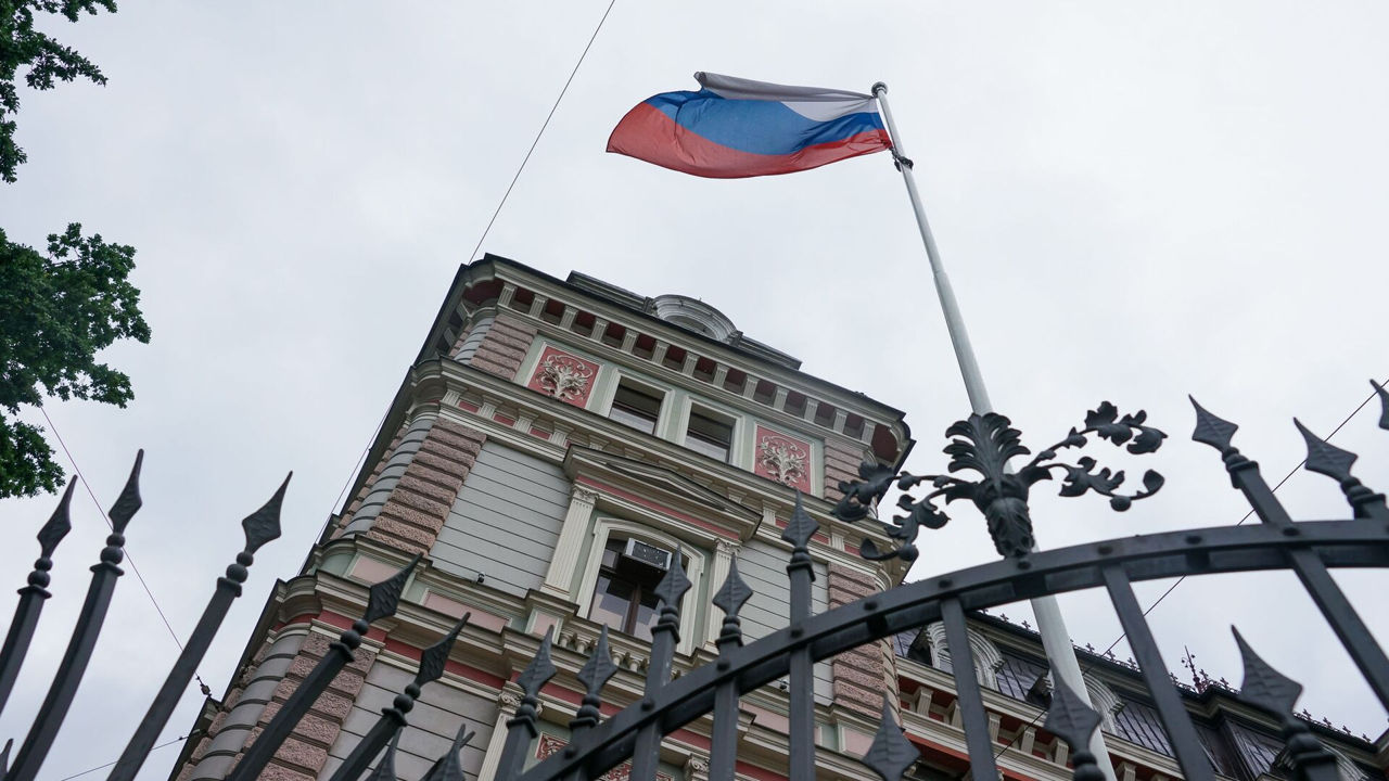 Власти Латвии проверят документы у россиян, которые придут голосовать в посольство.