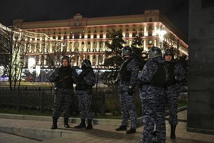 На месте стрельбы у здания ФСБ нашли бомбу.