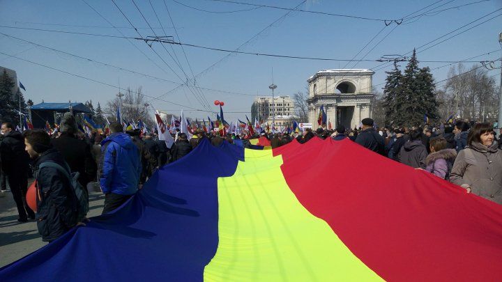 Miting unionist la Chişinău. Mii de oameni participă la Centenar