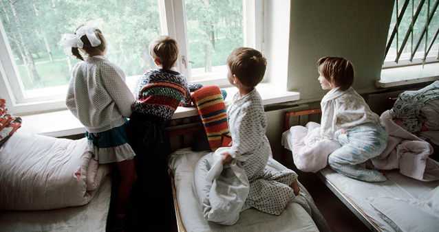 Дети, оставшиеся без попечения родителей, будут получать ежемесячное пособие.
