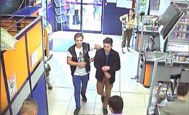 Doi tineri au fost dați în căutare de oamenii, după ce au furat un telefon mobil.