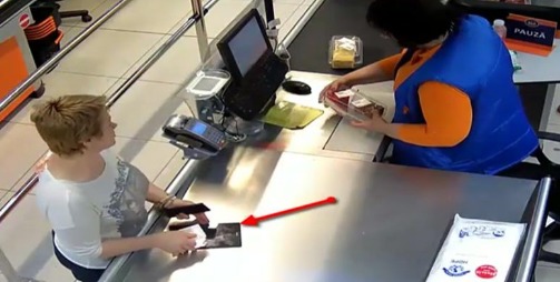 Femeia de 38 de ani a dăruit deja gadgetul furat fiului său.