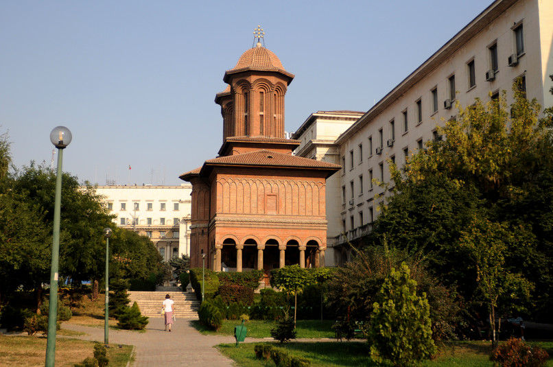 Polițiștii fac pipi pe o Biserică, pentru că Primăria nu a pus toalete
