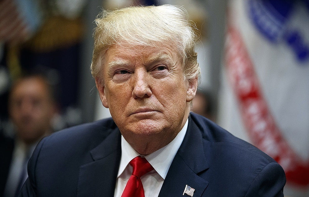 Рейтинг популярности президента США Дональда Трампа среди американцев снизился.